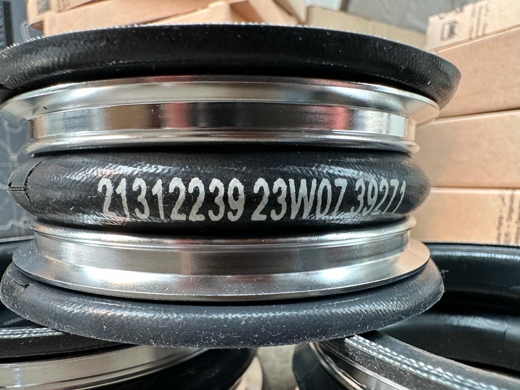 Tubo flexible de aire de sobrealimentacion VOLVO. Referencia 21312239 ...